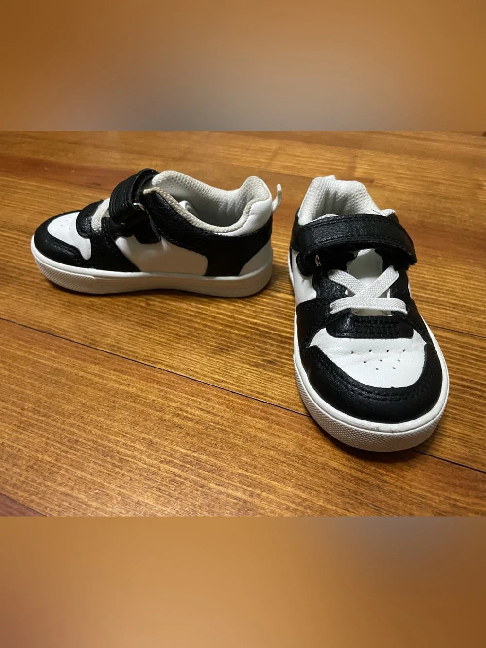 OshKosh B'gosh Black and White Kids Sneakers with Hook-and-Loop Strap Size 6